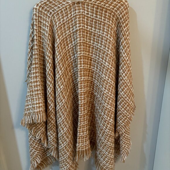 NWT Juicy Couture Wrap Scarf Camel & Cream With Silver Metallic Thread - Picture 3 of 5